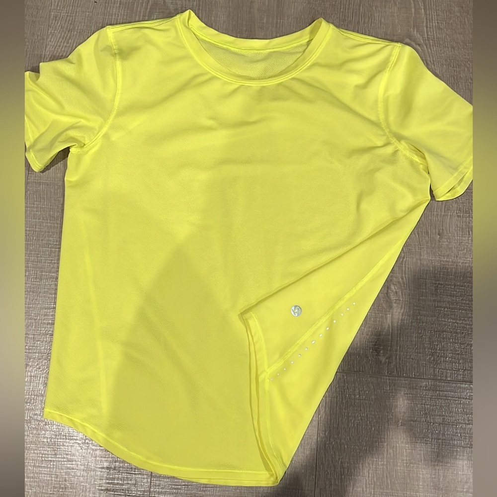 Lululemon high neck running and training tee shirt size 6